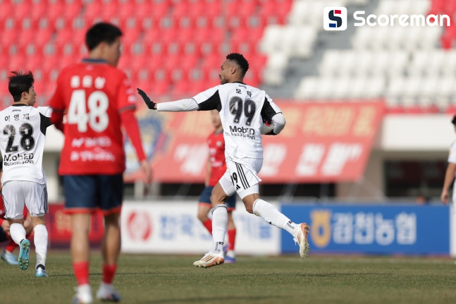 '디펜딩 챔피언' 전북, 2경기 연속 승리 무산…김천과 1-1 무승부